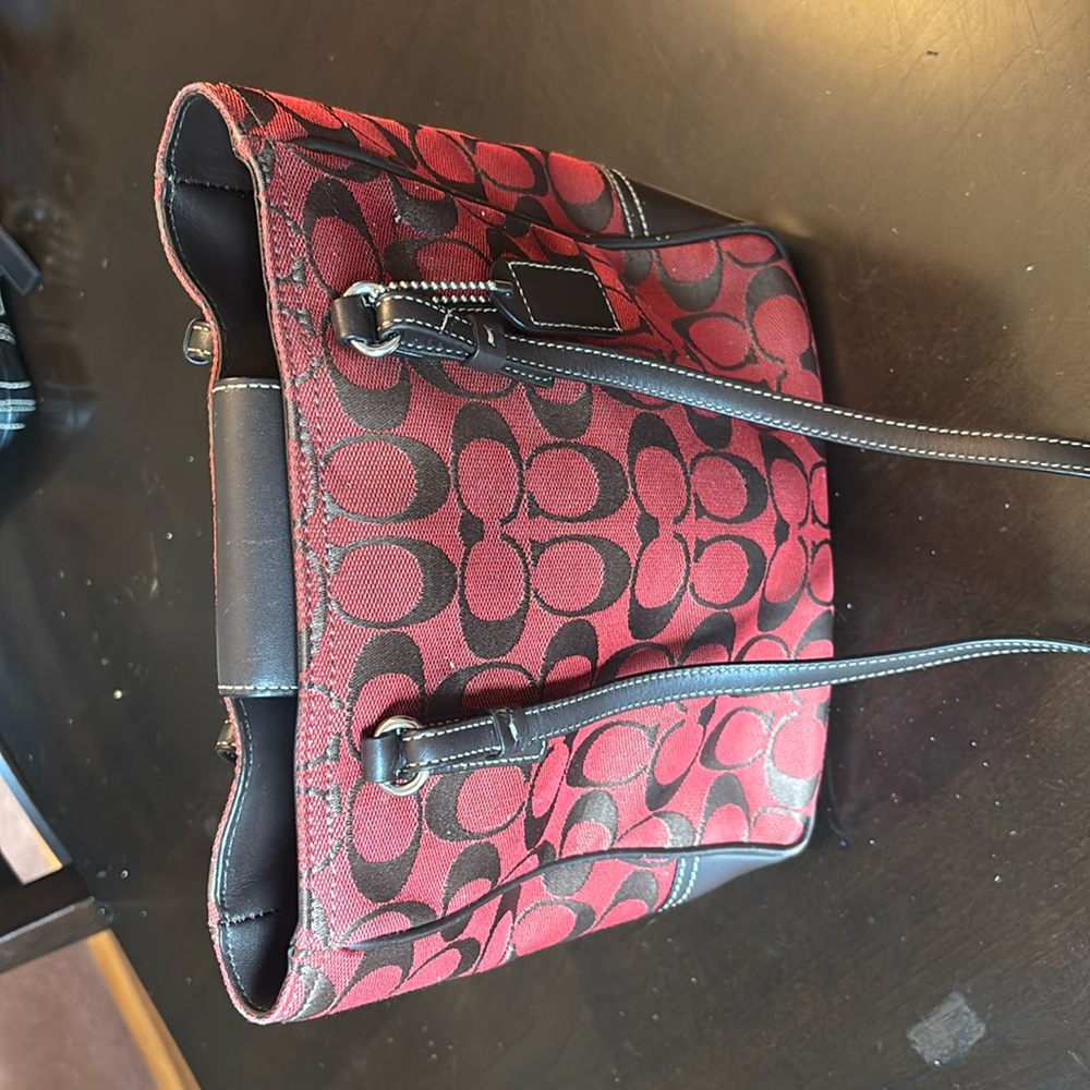 Vintage Coach Purse – Red & Brown Classic
Elevate your style with this classic
